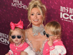 パリス・ヒルトン、自身のドキュメンタリー映画のプレミアに子どもたちと登場