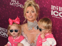 パリス・ヒルトン、自身のドキュメンタリー映画のプレミアに子どもたちと登場