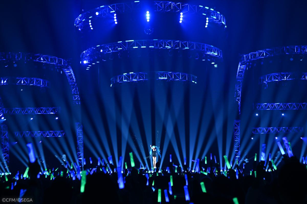 【ライブレポート】圧倒的没入感！　初音ミクがローソン50周年を祝う“ローソンミクライブ”で観る者を世界観に引き込む 