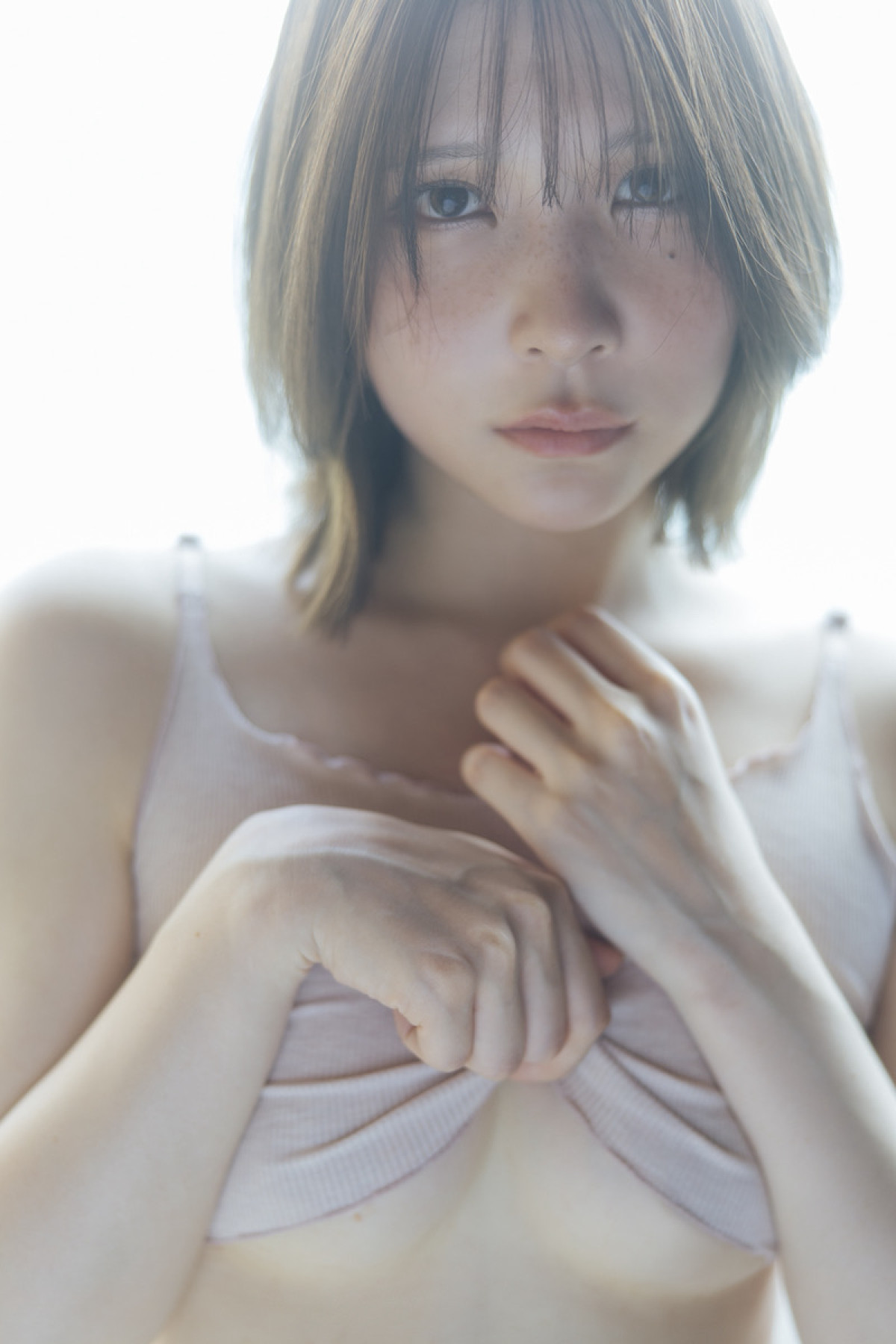 あまつまりな5th写真集（タイトル未定）より　少女のようなピュアな表情、そしてトップスをたくし上げると…。美しいアンダーバストラインが眩しい。