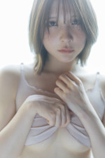 あまつまりな5th写真集（タイトル未定）より　少女のようなピュアな表情、そしてトップスをたくし上げると…。美しいアンダーバストラインが眩しい。