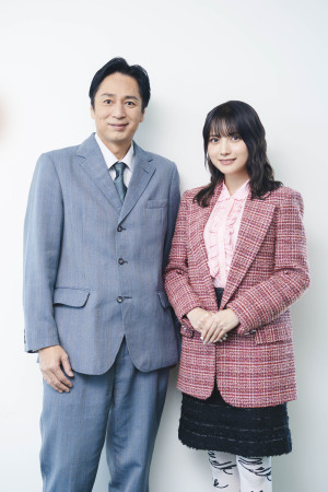 （左から）徳井義実、桃月なしこ