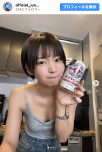 小坂田純奈、リラックスした装いの晩酌ショットを公開　※「小坂田純奈」インスタグラム