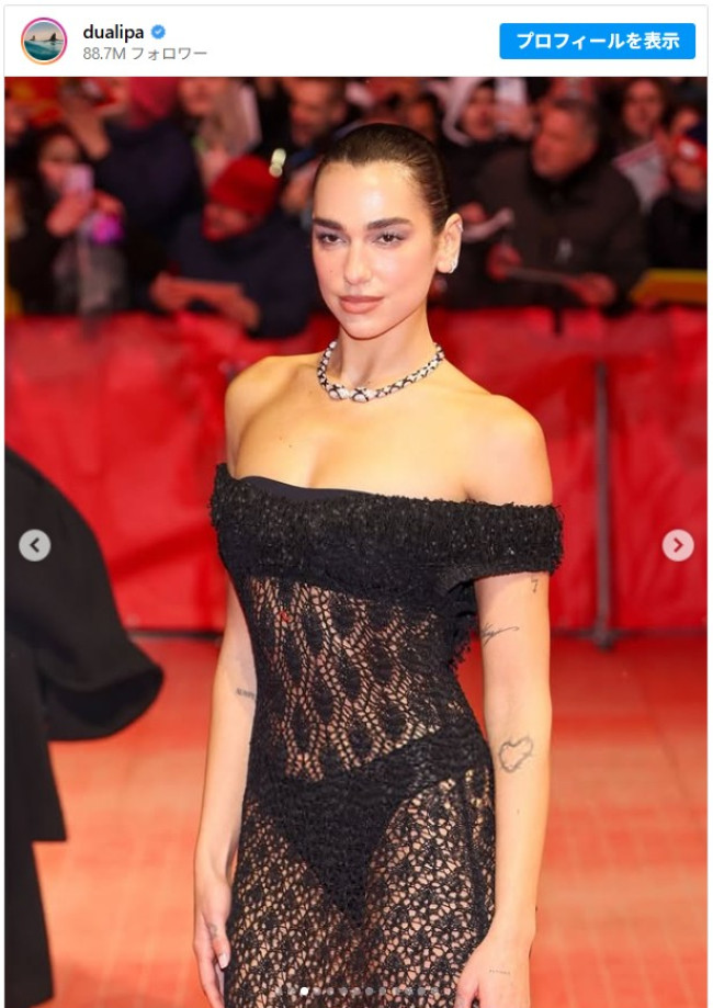 デュア・リパ、ボディが透けるドレスでベルリン国際映画祭に登場　婚約者カラム・ターナーをサポート　※「デュア・リパ」Instagram