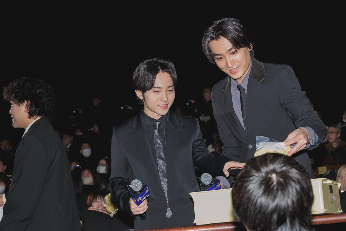 木村拓哉、『教場』舞台あいさつでポップコーン配るサプライズ　急接近に歓声