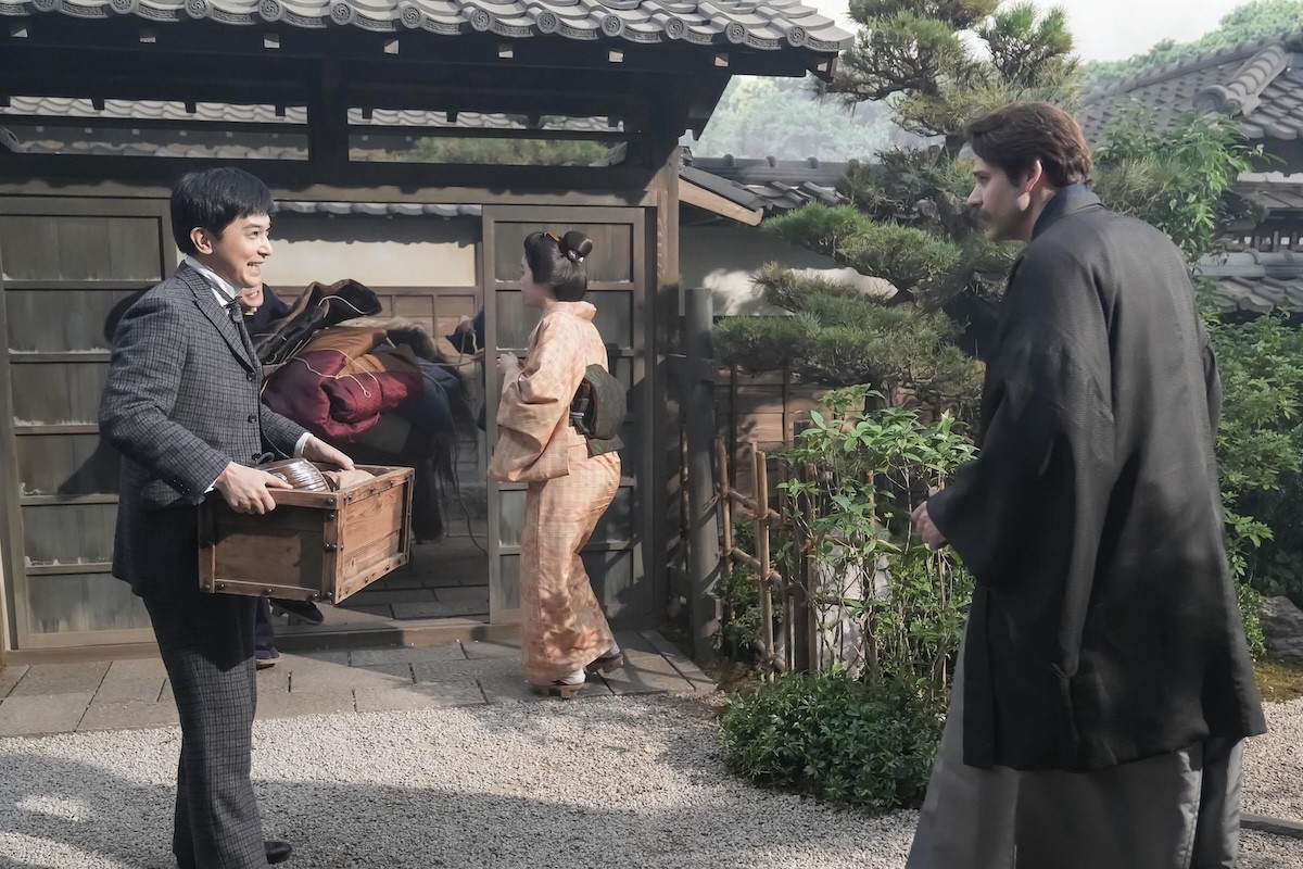 明日の『ばけばけ』“トキ”高石あかりと“ヘブン”トミー・バストウ、“錦織”吉沢亮の姿に驚く