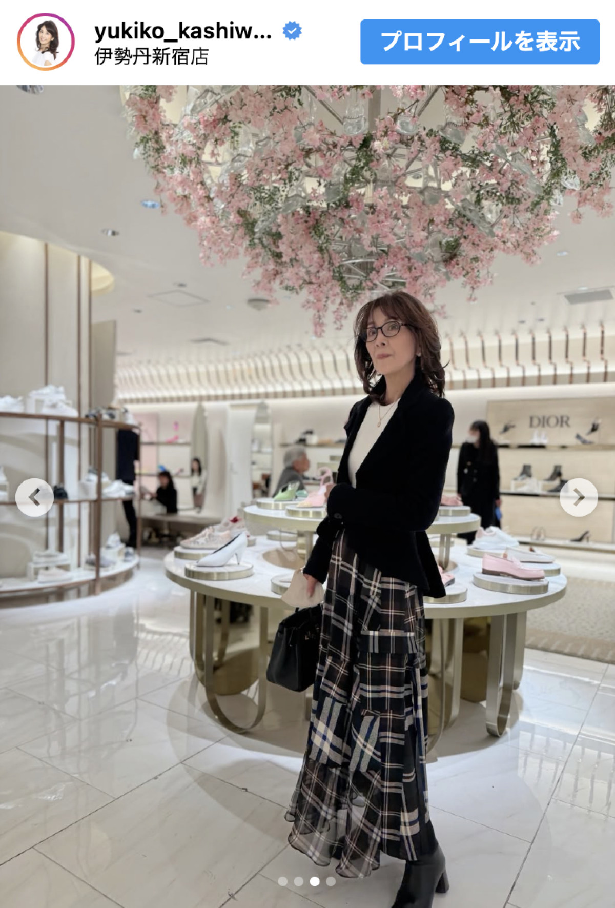 柏木由紀子78歳、“春先取り”コーデが「清楚」「上品な着こなし」