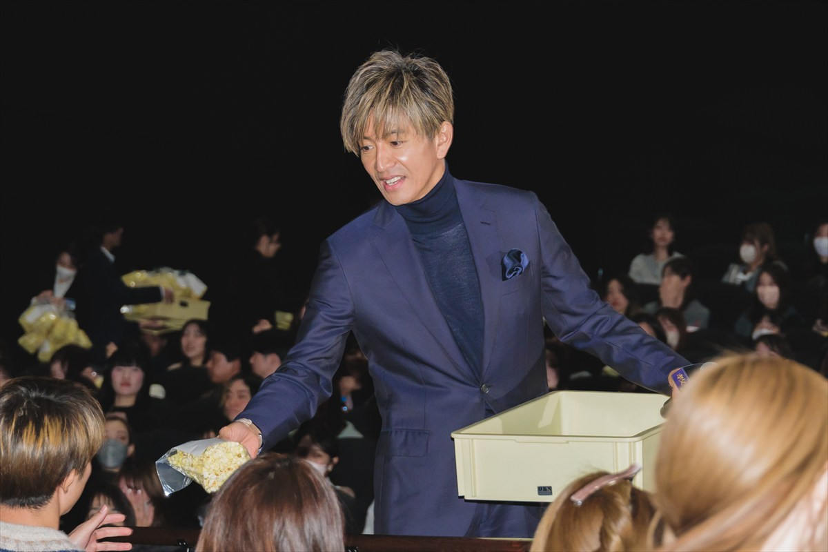 木村拓哉、『教場』舞台あいさつでポップコーン配るサプライズ　急接近に歓声