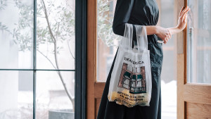 「DEAN ＆ DELUCA」のルーツを刺しゅうした“オーガンジーバッグ”発売！　BrigitteTanakaとのコラボで