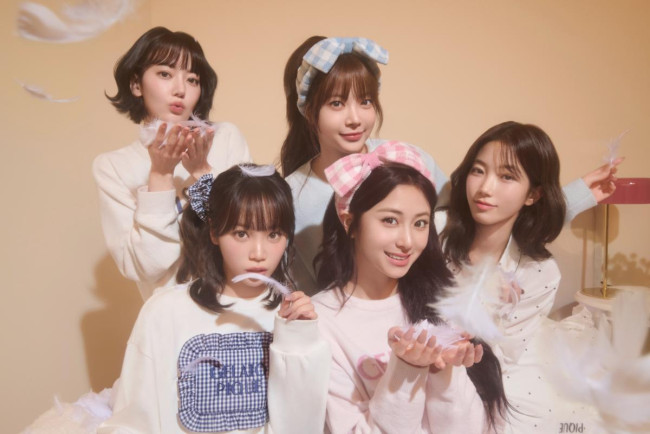 LE SSERAFIM「ジェラピケ」ホワイトデーコレクションを着こなす！　まくらモチーフのルームウェア姿を公開