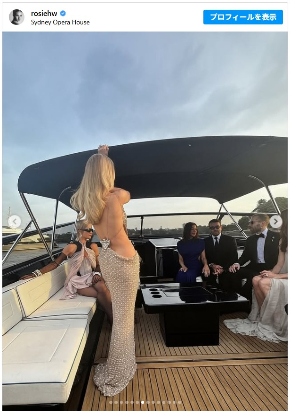 ジェイソン・ステイサムの婚約者ロージー・ハンティントン＝ホワイトリー、黄金ドレスから鍛えた腹筋をチラ見せ