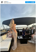 ゴールドのカットアウトドレスをまとったロージー・ハンティントン＝ホワイトリー　※「ロージー・ハンティントン＝ホワイトリー」Instagram