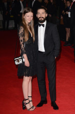 交際していた頃のシャイア・ラブーフ＆ミア・ゴス（2014年）