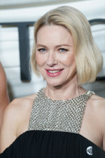 ナオミ・ワッツ、エレガントなドレス姿でレッドカーペットに登場