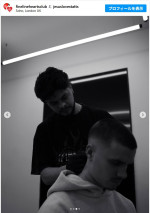 ベッカム家次男ロメオ、家族に捧げる新たなタトゥー「Family」を追加　※「FINE LINE HEARTS CLUB」Instagram