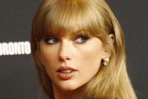 テイラー・スウィフトも祝福！　アルペンスキー選手がオリンピック試合後、公開プロポーズを受ける