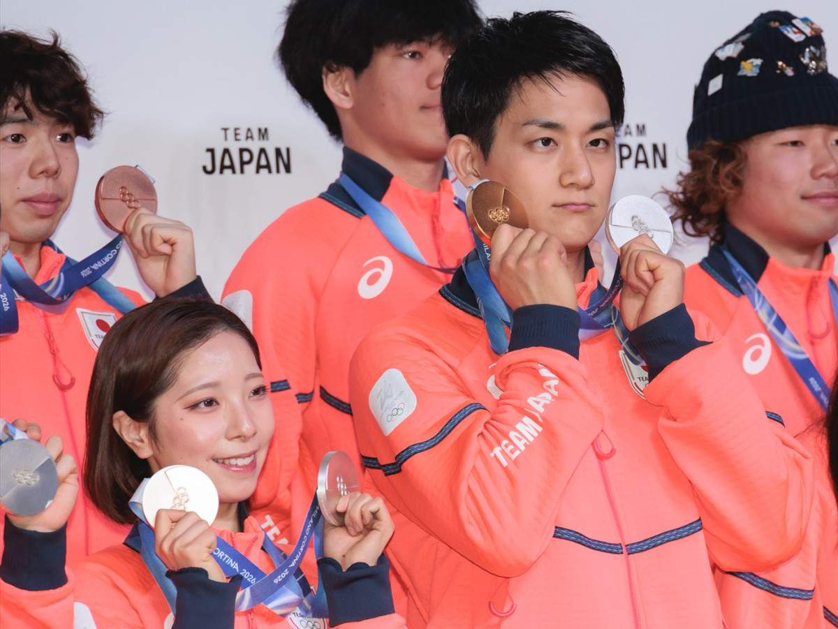 ミラノ・コルティナ2026冬季オリンピック TEAM JAPAN 帰国時記者会見に出席した（左から）三浦璃来、木原龍一