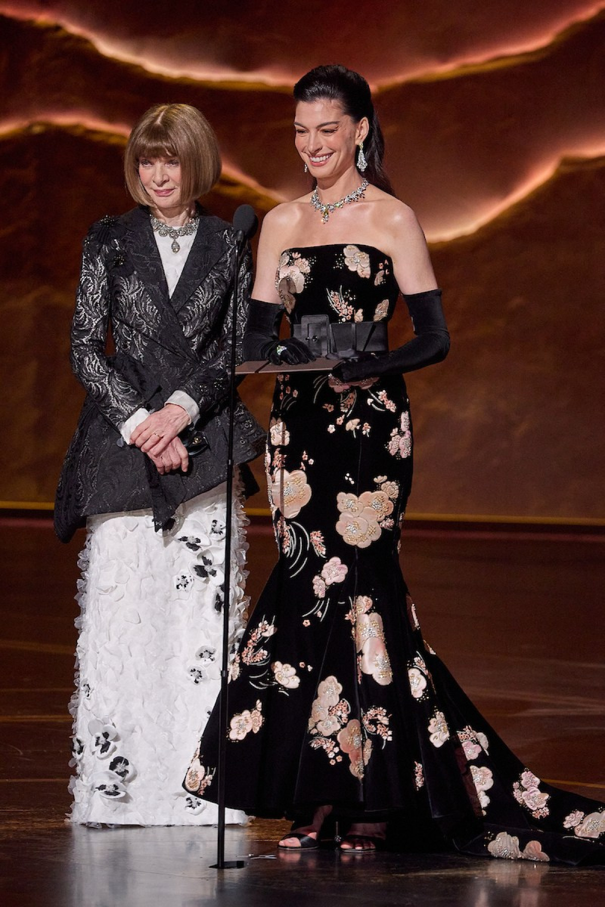 アン・ハサウェイ、花柄刺繍の豪華ドレスでオスカー登場　「美しすぎる」と絶賛　アナ・ウィンターと『プラダを着た悪魔』名シーン再現