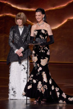 第98回アカデミー賞授賞式でプレゼンターを務めるアナ・ウィンター＆アン・ハサウェイ