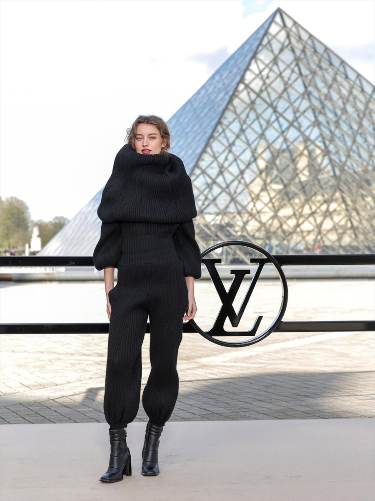 アナ・デ・アルマス、ルイ・ヴィトンのショーでキュートなメガネ姿披露　中条あやみ&BLACKPINKリサらも来場