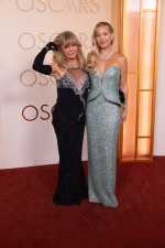 （左から）ゴールディ・ホーン＆ケイト・ハドソン、第98回アカデミー賞授賞式レッドカーペットにて