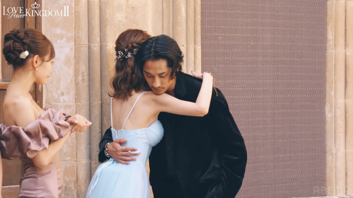 元AKB48美女を押し倒しキス…情熱的な展開に霜降りせいやも大興奮「あかん、あかん」