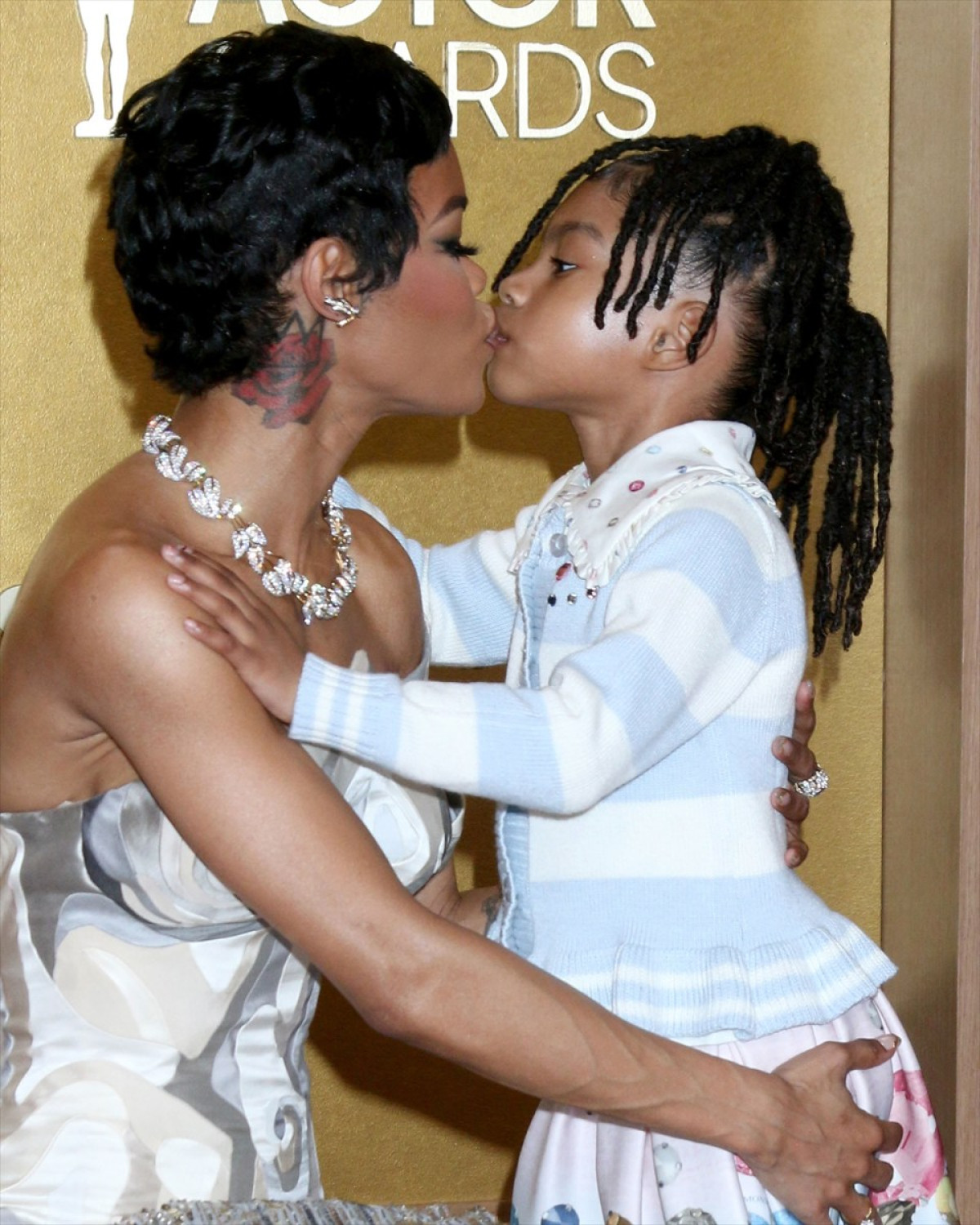 エマ・ストーン＆デミ・ムーアら豪華セレブが集結　アクター賞レッドカーペットを振り返り！