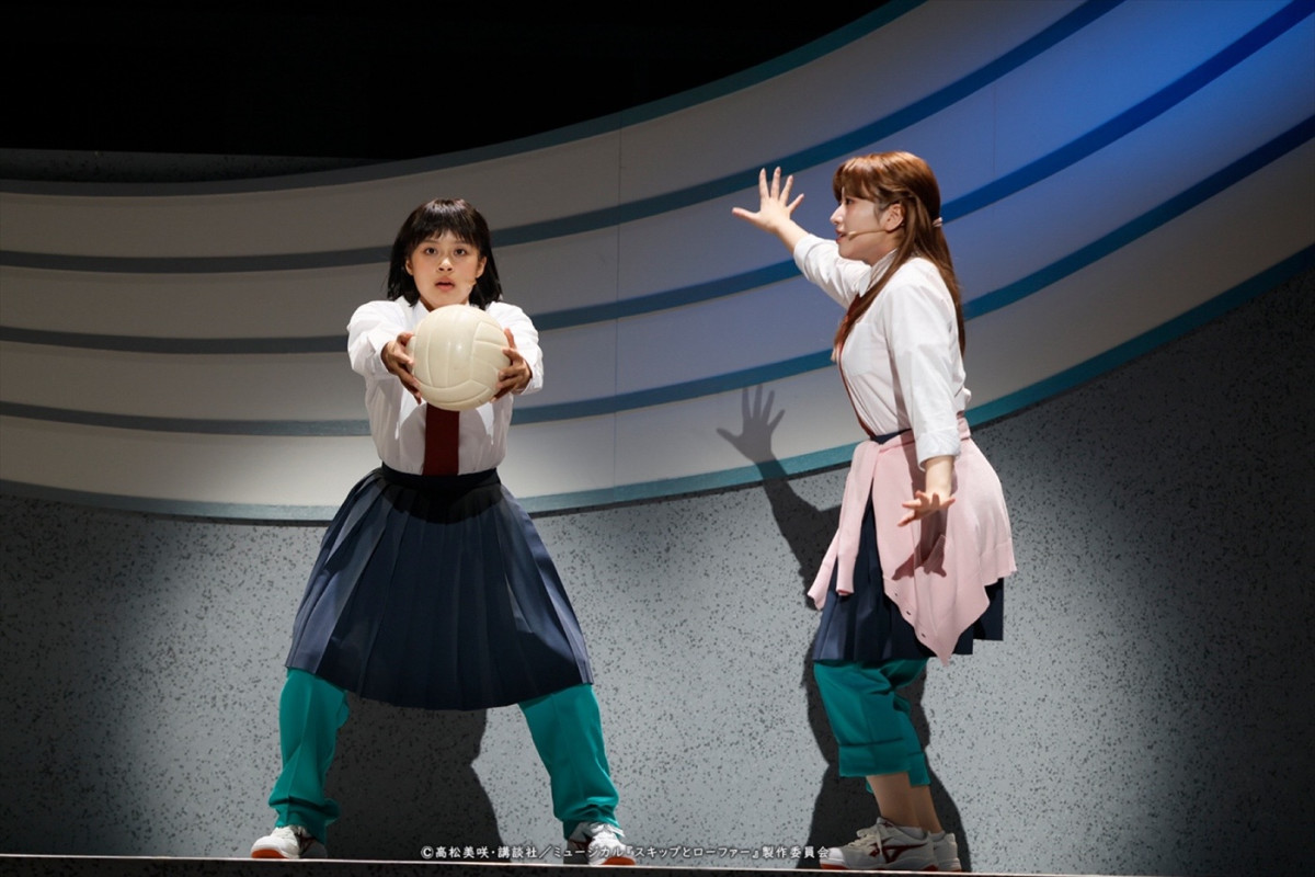 清水美依紗×吉高志音W主演ミュージカル『スキップとローファー』舞台写真到着　キャストメッセージも