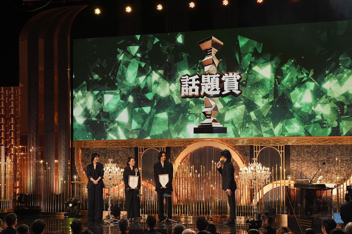 ＜第49回日本アカデミー賞＞話題賞・俳優部門受賞の松村北斗、昨年受賞の森本慎太郎と共演！