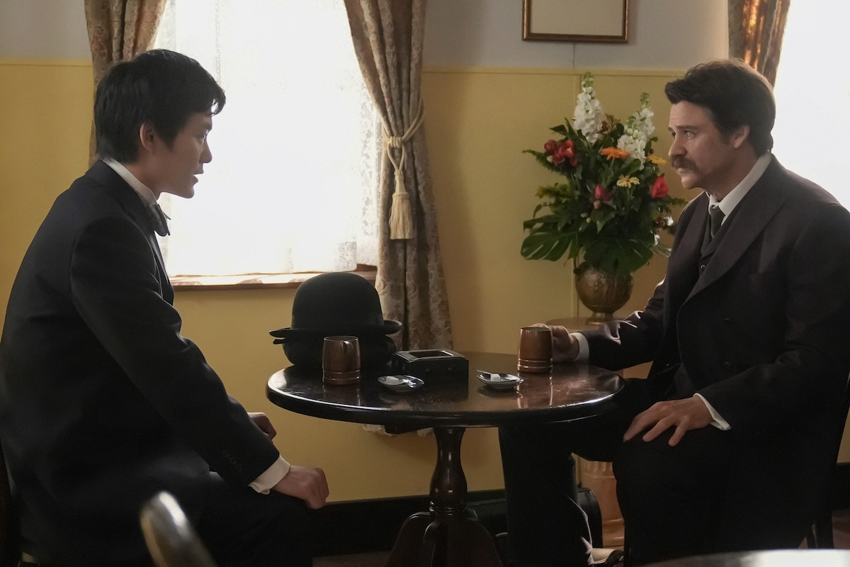 明日の『ばけばけ』“ヘブン”トミー・バストウ、“司之介”岡部たかしと秘密を共有