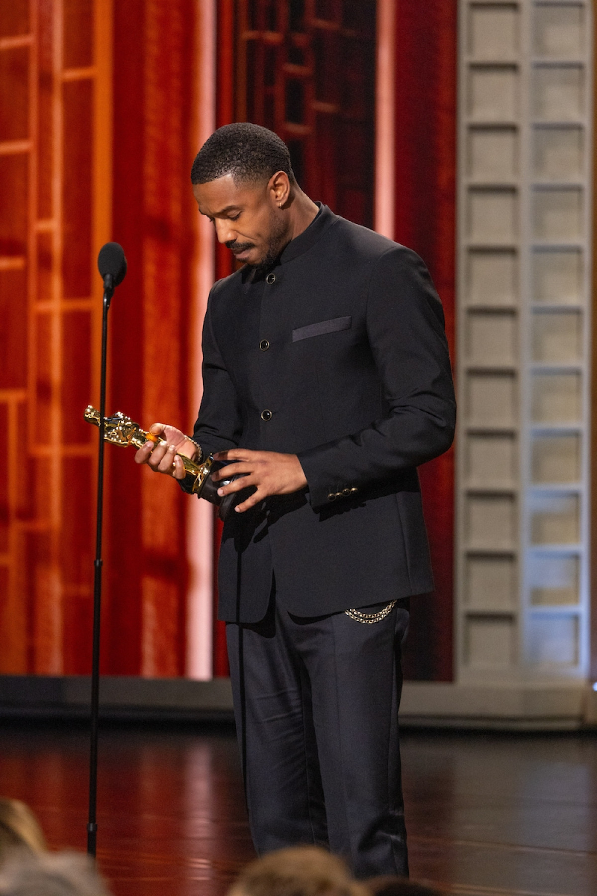 20秒以上…レオナルド・ディカプリオ、オスカー受賞のマイケル・B・ジョーダンと熱い抱擁 「これぞ勝者と敗者の正しい姿」と反響