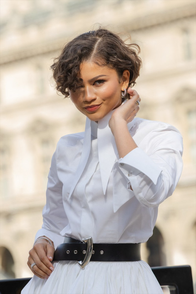 結婚報道のゼンデイヤ、ブライダル風ホワイトワンピース＆ゴールドリングを身に着け登場