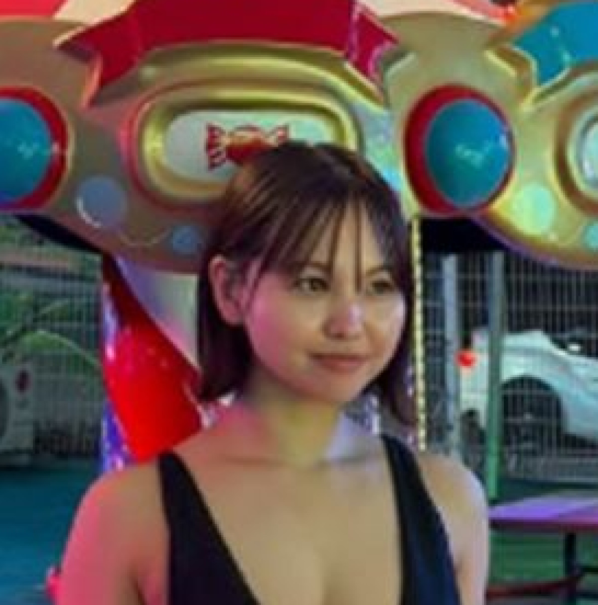 ショートでの初グラビア撮影に臨む本郷柚巴　※「本郷柚巴」Instagram