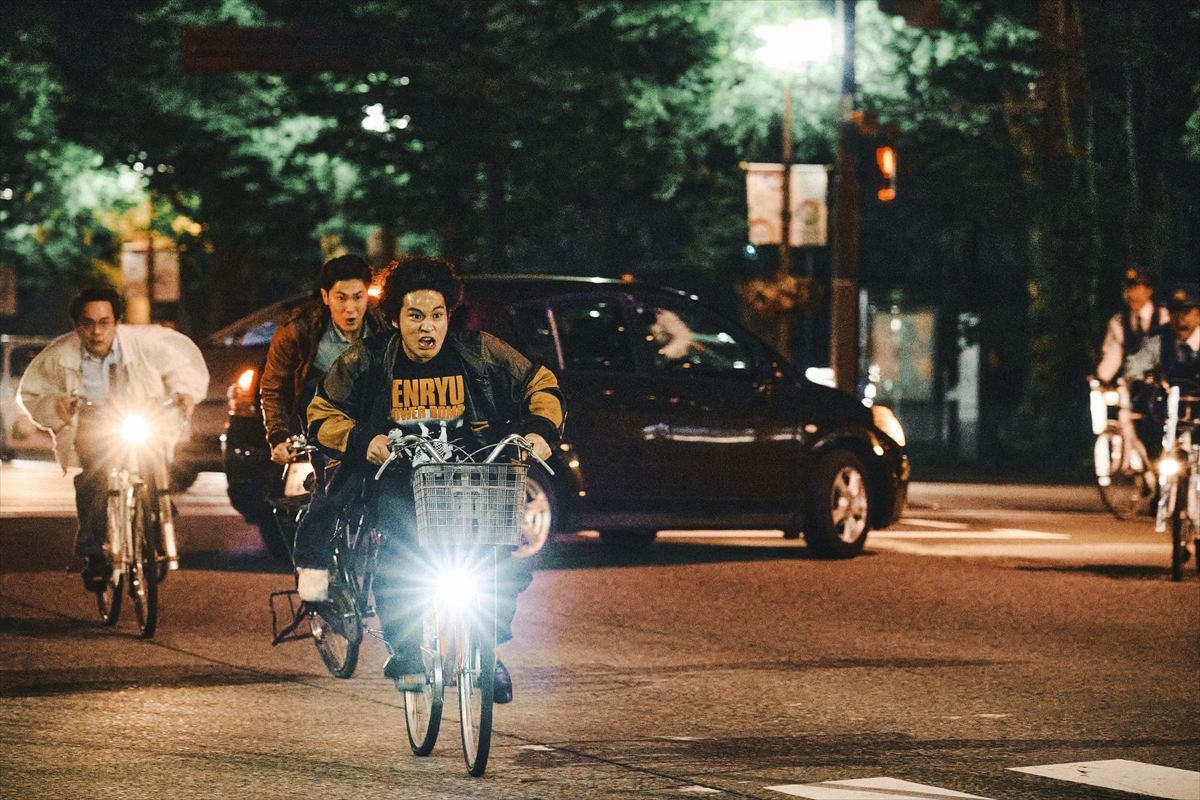 『TOKYO BURST』水上恒司・東方神起ユンホ・渋川清彦ら警察チームの活躍を激写！　場面写真解禁