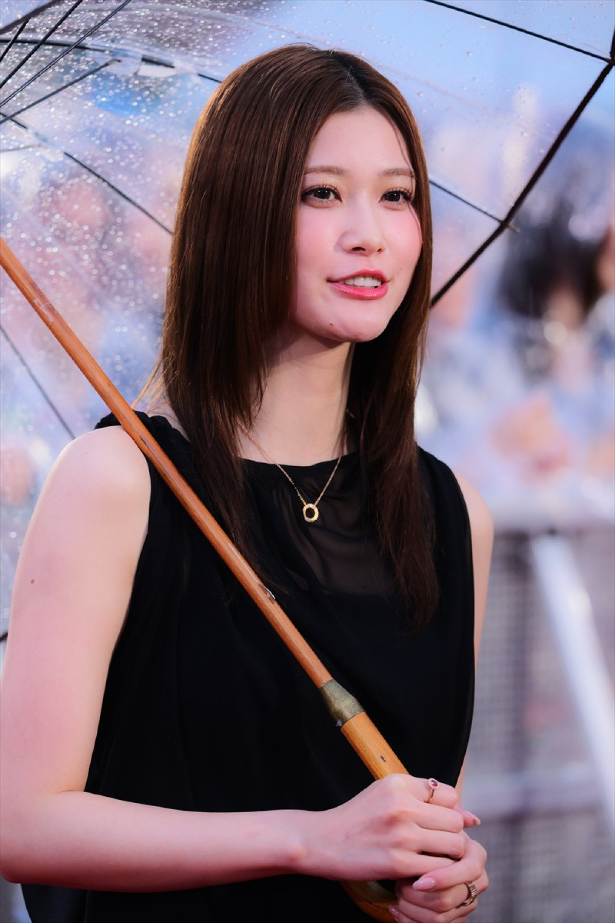 Snow Man目黒蓮、一時帰国でレッドカーペットに登場　雨のち虹も出現