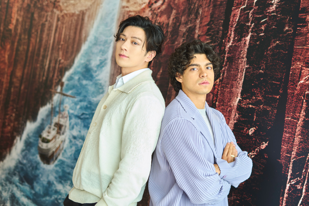 （左から）新田真剣佑、イニャキ・ゴドイ