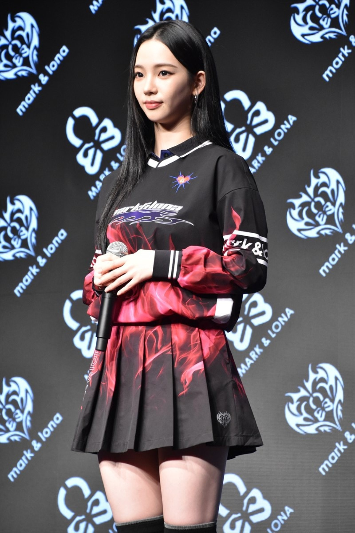 aespa・KARINA、黒とピンクのゴルフウェア姿で登場　『MARK ＆ LONA』新ブランドアンバサダー就任