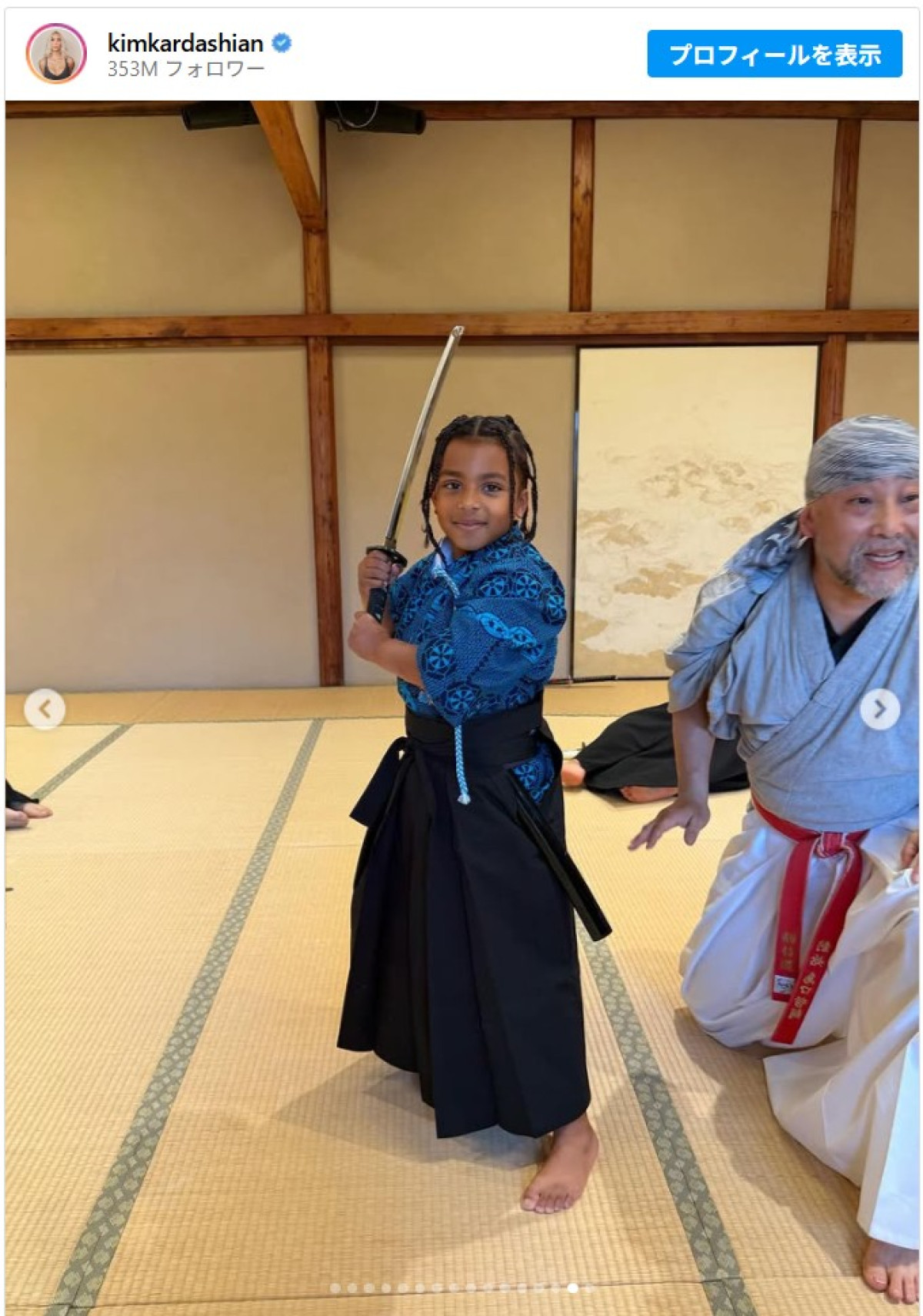 キム・カーダシアン、子どもたちと袴姿で日本刀を構える　来日ショット投稿