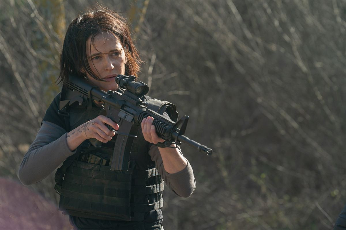 『ダーティ・エンジェルズ』地獄の戦場で見せたエヴァ・グリ―ンの新境地　場面写真解禁