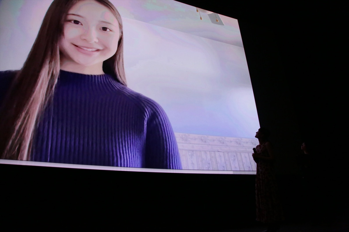 『人はなぜラブレターを書くのか』綾瀬はるかが道頓堀グリコサインにラブレター届ける！　大阪で舞台あいさつ実施