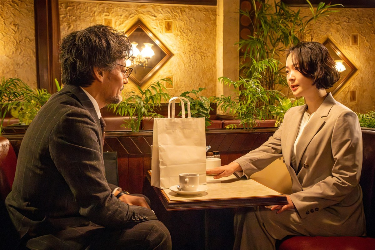 『銀河の一票』第2話 “茉莉”黒木華、“あかり”野呂佳代からスナックのママになったいきさつを聞かされる