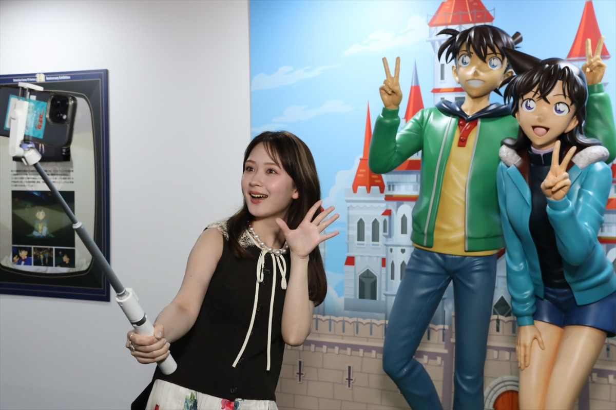 横浜流星＆畑芽育がコナンの歴史に触れる！　TVアニメ「名探偵コナン」展に潜入