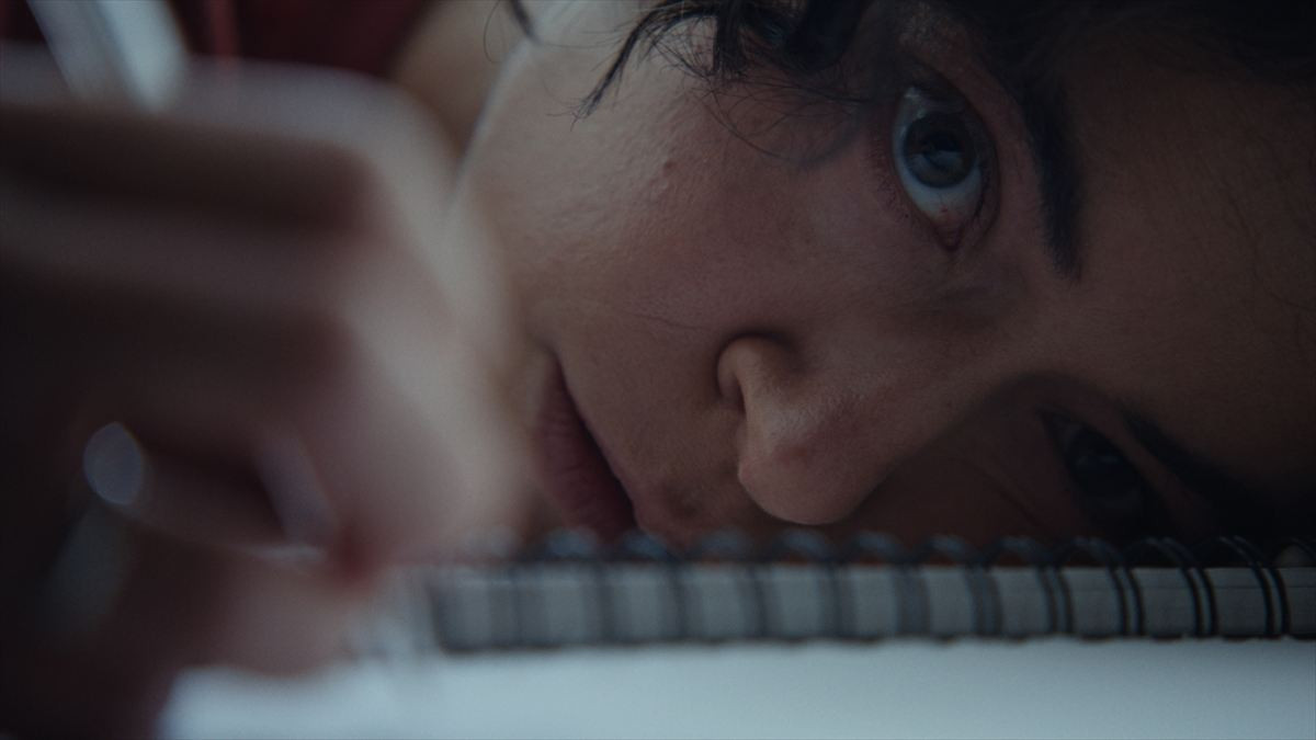 オズグッド・パーキンス監督×NEON『キーパー』ご近所さんのゴミ袋に女性の遺体!?　本編映像＆場面写真解禁