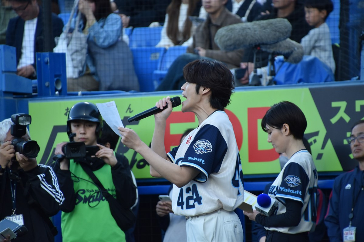 宮野真守、始球式で見事ノーバン　自己採点は「97点」！　マリオポーズで喜び