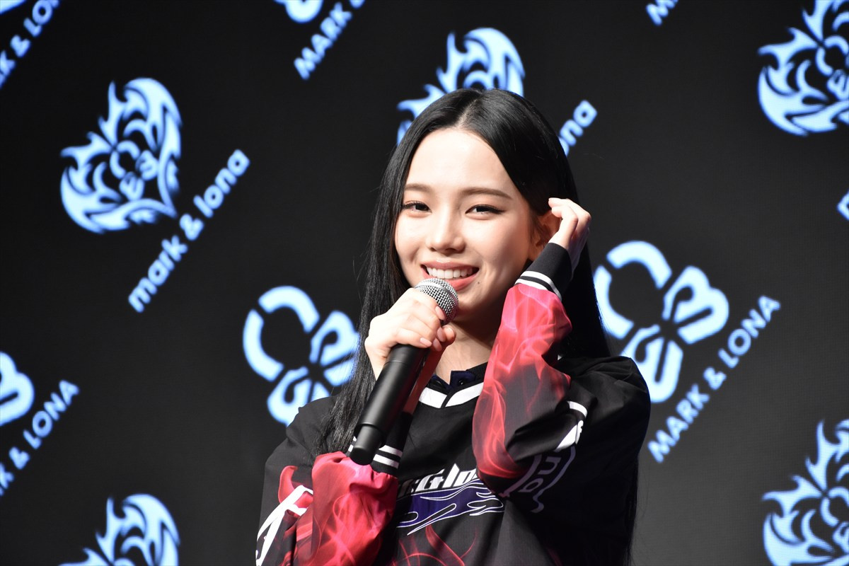 aespa・KARINA、黒とピンクのゴルフウェア姿で登場　『MARK ＆ LONA』新ブランドアンバサダー就任