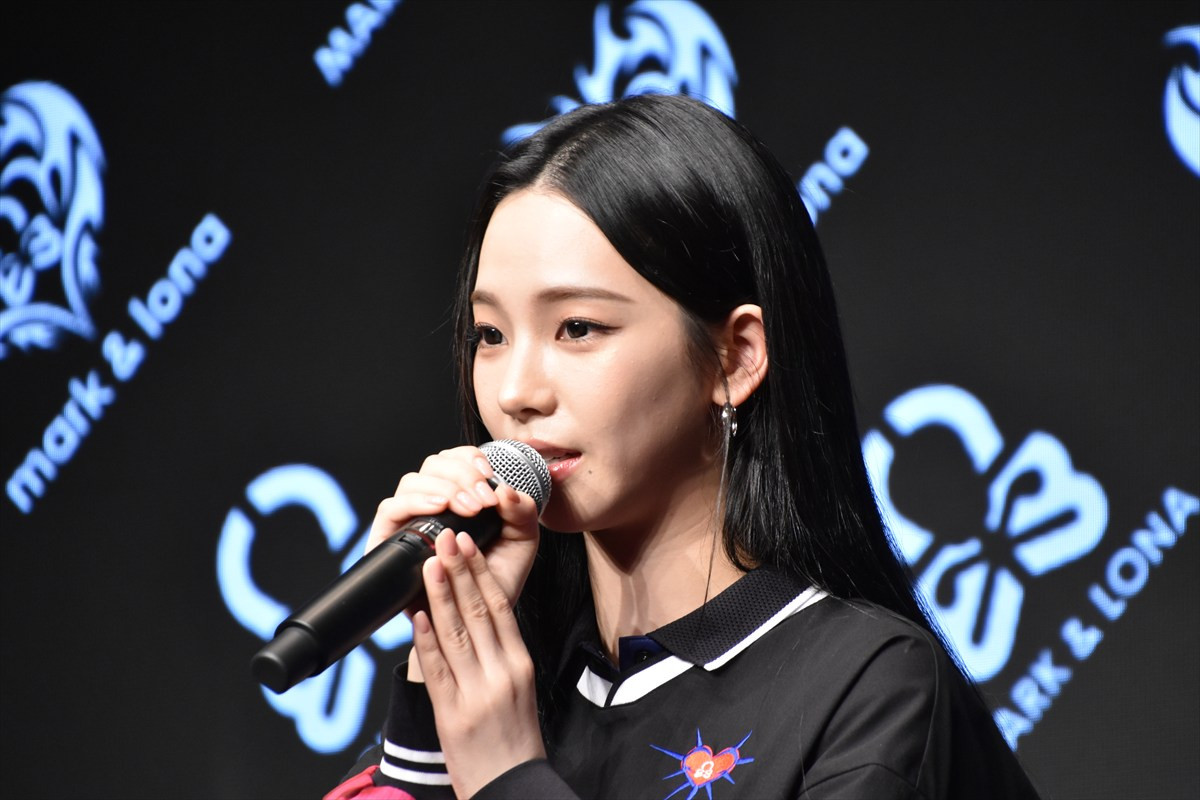 aespa・KARINA、黒とピンクのゴルフウェア姿で登場　『MARK ＆ LONA』新ブランドアンバサダー就任