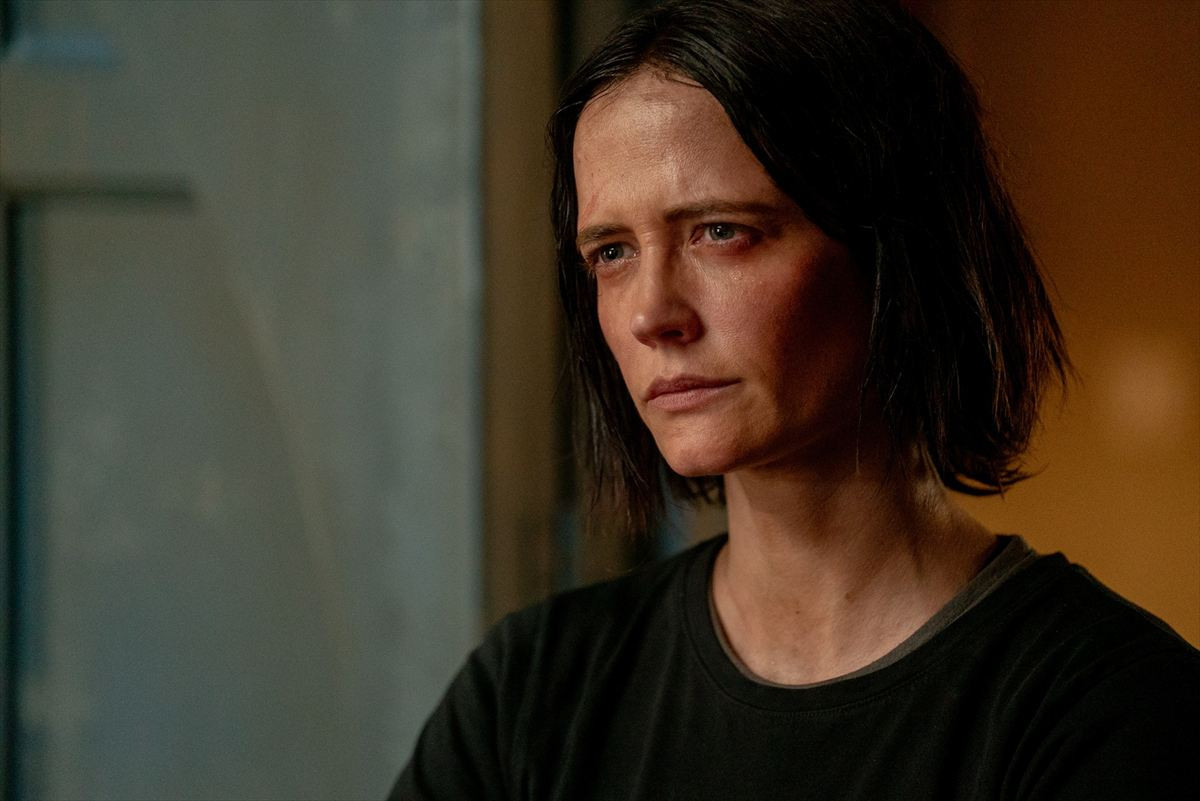 『ダーティ・エンジェルズ』地獄の戦場で見せたエヴァ・グリ―ンの新境地　場面写真解禁