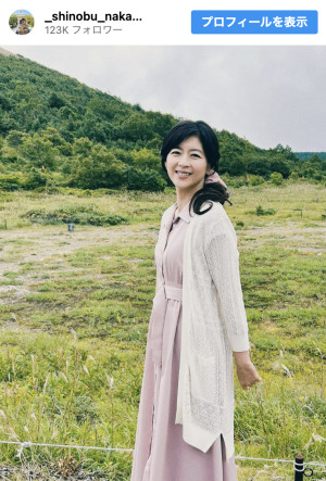 中山忍、田園風景をバックにニッコリ　※「中山忍」Instagram