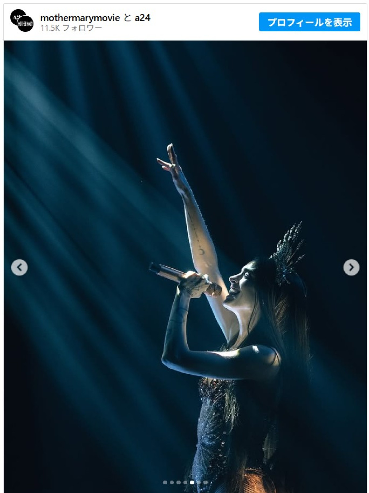 アン・ハサウェイ、シアードレスで女神のような装い　一部で物議の新作プレミアに来場