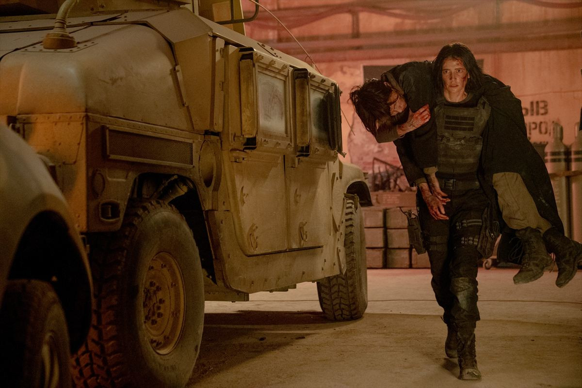 『ダーティ・エンジェルズ』地獄の戦場で見せたエヴァ・グリ―ンの新境地　場面写真解禁